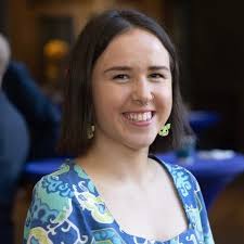 Ar Blas le Caoimhe: Ellen Corbett, an chéad Éireannach le Duais Stephen  Spender an Aistriúcháin Fhilíochta a bhaint. RÓIS as Fear Manach ar a cuid  ceoil. Mairidh Nic Cormaic ar ceardaíocht Nollag.