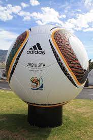 Fußball wm 2022 in katar. Alle Offizielle Wm Fussballe Von 1950 Bis 2018