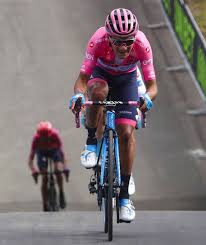 Carapaz se convirtió el domingo en el primer ecuatoriano en ganar uno de los principales circuitos de ciclismo del mundo al quedarse con el título del giro de italia. Richard Carapaz Cuadros De Jesus De Jesus Movistar