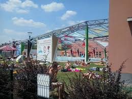 Tanmedencékben a vízszintje mindössze 105 cm mély, így a még bizonytalanul úszók is a legkedvezőbb környezetben ismerkedhetnek az úszás technikájával. Xi Kerulet Ujbuda Gyerunk A Strandra De Hova Es Mennyiert