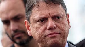 Tarcísio critica desfile sobre Lula e ironiza: 'Faltou ala da Lava Jato'
