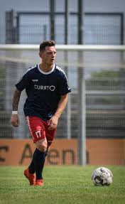 Dieser polizist schlägt diesem unschuldigen fussballfan grundlos extrem brutal ins gesicht!, polizisten verarschen ausländer aufs übelste! Xantener Tim Haal Ist Der Mann Fur Spektakulare Aktionen Beim 1 Fc Kleve