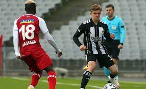 Beşiktaş'ın genç yıldızı rıdvan yılmaz, trabzonspor karşılaşmasının 11. Besiktas Ta Sakatlik Ridvan Sedyeyle Cikti
