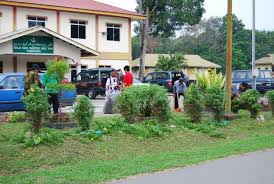 合作 我们互相合作及帮助清 kami bekerjasama bagai aur dengan tebing 互 相. Kerja Gotong Royong Membersihkan Kawasan Balai Raya Kampung Batu Api Majlis Perundingan Kampung Batu Apoi