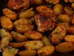 Totul se prepară în aceeași tavă iar timpul de coacere este de 45 de minute. Pulpe De Pui Cu Cartofi Noi Si Ceapa Verde La Cuptor