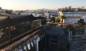 A l'abri des regards, nichés au fond d'un jardin, tout en cause, son bar végétalisé, perché au 7e et dernier étage d'un immeuble de la petite rue crespin un vaste toit aménagé, avec comptoir en vert zellige, banquettes confortables aux coussins dépareillés. 16 Bars A Ne Pas Manquer Du Cote D Oberkampf Paris Secret