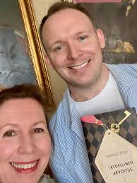 Menestyskirjailija Samuel Burr Suomen vierailulla: "Täydellinen arvoitus