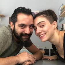 Gülben ergen, eşi erhan çelik'in trt'de ana haber sunmaya başlamasından sonra hakkında medyada yer alan haberlere sert bir basın açıklamasıyla tepki gösterdi. Masumlar Apartmani Nin Gulben I Merve Dizdar Aska Geldi Esi Gurhan Altundasar In Dogum Gununu Bakin Nasil Kutladi Galeri Takvim