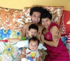 Hứa minh đạt và nghệ sĩ lâm vỹ dạ yêu nhau 2 năm và đã kết hôn với nhau vào cuối tháng 7 năm 2010, và họ đã có với nhau 2 người con trai. Há»©a Minh Ä'áº¡t Chia Sáº» Mui Máº«n Ká»· Niá»‡m 9 NÄƒm Ngay CÆ°á»›i NhÆ°ng Nhan Sáº¯c Lao Hoa NgÆ°á»£c Cá»§a Lam Vá»¹ Dáº¡ Má»›i Ä'ang Gay Chu Y Vienews