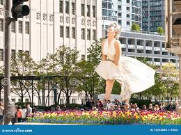 永远沿密执安大道的玛丽莲・梦露雕塑编辑类库存图片. 图片包括有好莱坞, 街道, 拱道, 正方形, 芝加哥- 75253689