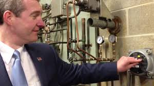 Mayor Dayne Walling turns off water supply from Detroit, drinks Flint River  water