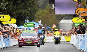 The maillot jaune may be a virtually weightless cycling jersey, but the weight of it is so much more than that to the sport of cycling. Tour De France Maillots Distinctifs Victoire D Etape Combien Ca Rapporte Tour De France Le Telegramme