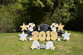 Shout your pride for your graduate from your front yard with this easy yard sign #diy! Graduation Yard Signs Our Fun Graduation Yard Signs Make A Unique Graduation Gift Idea And Perfe Graduation Yard Signs Graduation Signs Graduation Party Decor