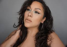 Heather Deanda's Instagram, Twitter & Facebook