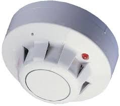 Para los detectores de humo iónicos, aquí el encendido de la alarma es producido por variaciones en el flujo de corriente eléctrica formada por moléculas de o2 y n2 ionizadas por una fuente radiactiva entre dos electrodos, luego de que penetran los productos que han causado la combustión en un. Caracteristicas De Los Detectores De Humo