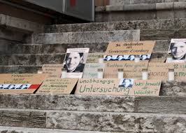 Bei einer demonstration zum justizgebäude und bei einer doch auch in diesem jahr findet kurz vor dem todestag von tennessee eisenberg eine demonstration statt (im bild: Zwolf Kerzen Fur Zwolf Todliche Schusse Lautschrift
