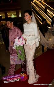 Di petang ahad yang penuh meriah dengan sambutan hari ibu, abang nara ingin berkongsi satu lagi set gambar majlis resepsi perkahwinan awal ashaari dan scha al yahya dengan anda semua. Gambar Scha Alyahya Di Majlis Resepsi Awal Scha Sensasi Selebriti