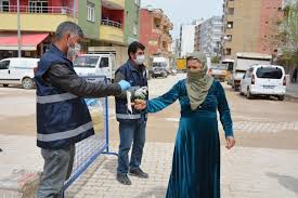 Mardin Kiziltepe De Pazar Girislerinde Ucretsiz Maske Ve Eldiven Dagitiyor Foto