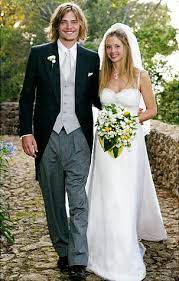 Christopher Backus And Mira Sorvino Made Their Love Legal In A Private Civil Ceremony At The Santa Barbara Court Celebrity Bride Celebrity Weddings Bride Dress