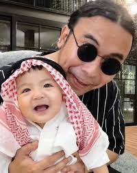 9 Foto Andrew Anak Erika Carlina Pakai Sorban Oleh-Oleh dari Whisnu Santika 