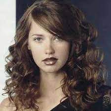 L’importante è che il ciuffo laterale ci sia! Tagli Capelli Ricci Lunghi Con Frangia Frangia A Ciuffo