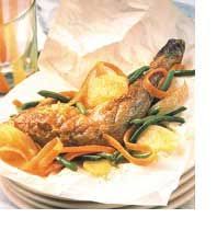Farcissez la pintade de la préparation et disposez les tranches de poitrine fumée sur le bréchet. Cuisses De Pintade Fermiere Label Rouge En Papillotes Aux Petits Legumes Synalaf Pintade Recette Papillote De Legumes Recette Printemps