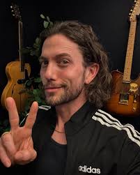 Jackson Rathbone lisas uue foto.