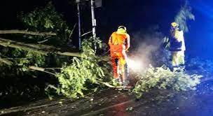 L'acqua resta in piazza in città ma si sta ritirando il lago di como sta lentamente rientrando nel suo alveo: Ojoxfogzl5uebm
