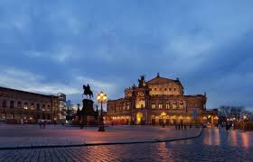 They have carpet floor and elegant furniture. Holiday Inn Express Dresden City Centre