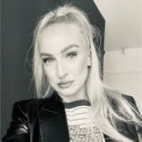 Laura Munns's Instagram, Twitter & Facebook