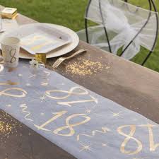 Le chemin de table est un accessoire de decoration de table indispensable. Chemin De Table Age D Or 30 Ans Deco Anniversaire Thema Deco