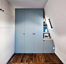 Une armoire (de armarium, armariolus, armariolum) est un meuble fermé, généralement en bois, toujours adossé à un mur, que l'on trouve dans une habitation. Amenager Et Optimiser Un Sous Pente Avec Le Vrai Sur Mesure