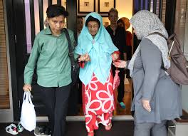 Tun dr siti hasmah mohd ali was apologising profusely for being slightly late for the interview. Mahathir S Wife Siti Hasmah Has Mixed Feelings About His Return To Politics But Will Stand By Her Man Today