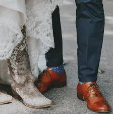 Hochzeitskleid bestehend aus einem bustier etoile aus leder und schneerock aus kurzen (leder ist ein natürliches material, so dass es fehler wie narben, kratzen, variationen von texturen. Stiefel Zum Brautkleid So Stylen Wir Uns Fur Unsere Winterhochzeit Fashiola