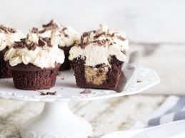 Saftige Schoko Cupcakes Mit Cookie Dough Fullung Rezept Rezepte Schoko Cupcakes Cupcakes