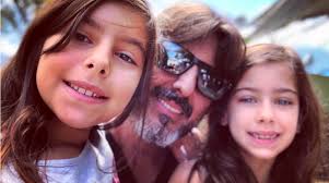 Diretor de 'O Tempo Não Para' se diverte com as filhas no Dia dos Pais