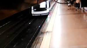 Victima, împiedicată să urce pe peron. Metro Madrid Un Hombre Empuja A Un Joven A Las Vias