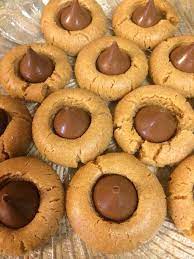 Peanut Butter Blossoms I Cheat On These I Use A Package Of Betty Crocker S Peanut Butter Cookie Peanut Butter Blossom Cookies Christmas Food Blossom Cookies