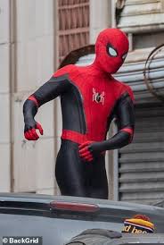 Partager sur whatsapppartager sur facebookpartager sur twitter. Tom Holland Slips Into Iconic Superhero Suit For A Chase Scene For Spider Man 3 Daily Mail Online