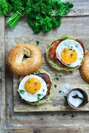 Recept Bagels Met Krokante Bacon Guacamole En Een Spiegeleitje Njam Recently The Damag En 2020 Recette Recette Etudiante Cuisine