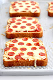 It's easy to make pizza and now i'm gonna show the easiest recipe to make pizza at home. Pizza Toast The Bakermama