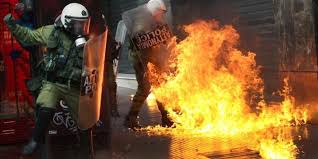Εξάρχεια : Επίθεση με μολότοφ στις αστυνομικές δυνάμεις έξω από τα γραφεία του ΠΑΣΟΚ - Ειδήσεις - νέα - Το Βήμα Online