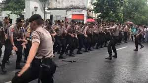 Saking terkenalnya, lagu ini berhasil merajai chart. Chord Dan Lirik Lagu Terpesona Aku Terpesona Yel Yel Tni Polri Yang Viral Di Tiktok Surya