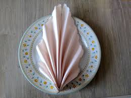 Un pliage de serviette en papier ou en tissu intissé : Pliage De Serviette Comment Faire Une Feuille