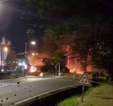 Antoine garnier laroque, journaliste, réunion la 1ère et ericka bareigts, députée socialiste de la réunion (1ère circonscription) et ancienne ministre de la réunion. La Reunion Du Gilet Jaune A La Colere Noire Sur Les Revoltes Des Trois Dernieres Nuits Attaque