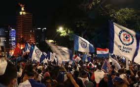Afición de la máquina 'se amanece' festejando en el ángel de la independencia. Triunfo Del Cruz Azul Reunio A 80 Mil Aficionados En El Angel De La Independencia Aristegui Noticias