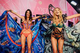 With the confirmations of bella and gigi hadid, victoria's secret brings its first sisters to the runway this year. Kendall Jenner And Gigi Hadid At The 2015 Victoria S Secret Fashion Show Vogue