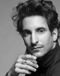 Rivoluzione in Giorgio Armani, esce John Hooks