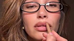 Hailey Bieber relaunches lip liner: the return of a trend