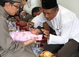 Memotong rambut bayi baru lahir adalah salah satu contoh tradisi yang masih dilakukan hingga sekarang. Inilah Alasan Kenapa Anak Baru Lahir Harus Memotong Rambut Setelah Bayi 7 Hari Lahir